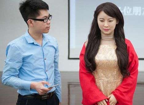 Китайские ученые создали женщину-киборга (ВИДЕО)