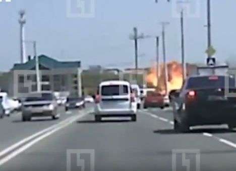 На видео попал момент взрыва маршрутки на остановке (ВИДЕО)