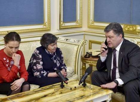 Стали известны подробности первого разговора Порошенко с Савченко