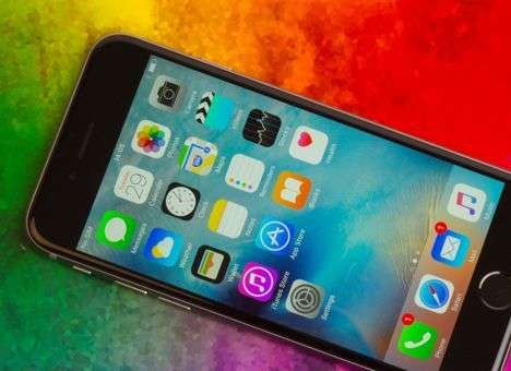 Продажи iPhone рекордно упали