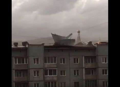 Опубликованы кадры, как ветер сдирает с многоэтажки крышу (ФОТО)