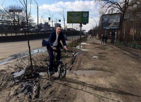 Утонуть в грязи и лужах: Киевляне фантазируют, какие трудности ждут Кличко-велосипедиста на улицах (ФОТО)
