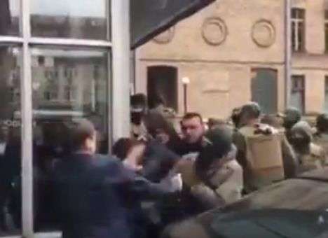 Появилось видео жестокой драки под окнами Кличко (ВИДЕО)