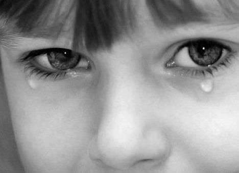 Сотрудницы детсада в Индии пытали малышей раскаленным железом (ВИДЕО)