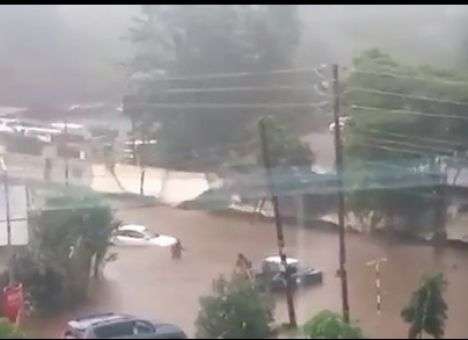 Четырех человек похоронила стена посольства РФ (ВИДЕО)