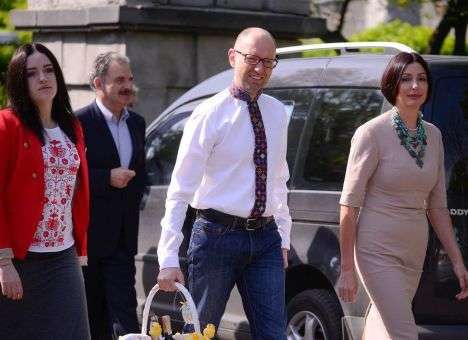 Яценюк впервые после отставки попал в объективы камер (ФОТО)