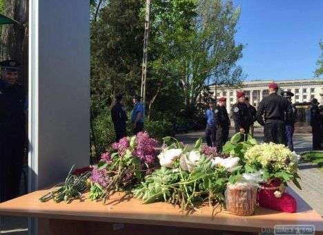 Одесситы массово несут цветы на Куликово поле (ФОТО)