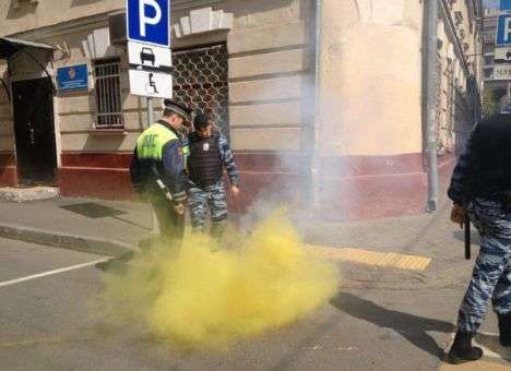 В Москве в посольство Украины полетели файеры (ВИДЕО)