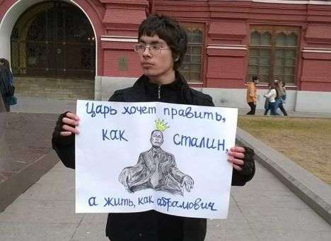 C криками «За Украину» в Москве напали на «Путина»