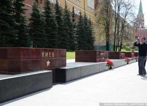 Позорнейший жест: Киев остался без цветов на алее городов-героев в Москве (ФОТО)