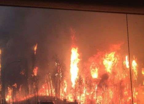 Кошмар за окном: Люди пытаются вырваться из пылающего города по огненной дороге (ФОТО)