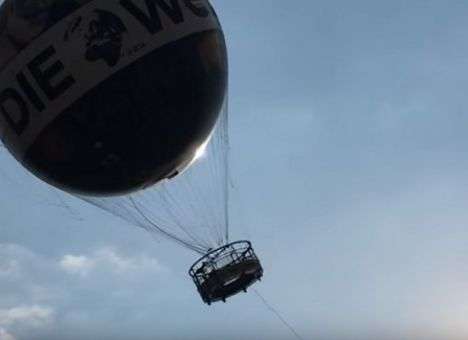 Вернувшись на землю, люди плакали: В Берлине школьники и туристы застряли под облаками (ВИДЕО)