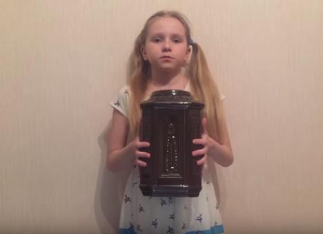 Видео школьницы, которая нарисовала рисунки прахом прадедушки-ветерана, взорвало сеть (ВИДЕО)