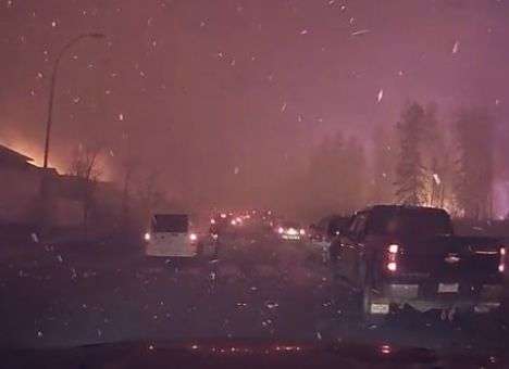 Огненный дождь: Новые драматические кадры бегства их охваченного пламенем города (ВИДЕО)