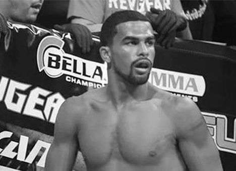 Сбитый автомобилем боец ММА умер в больнице