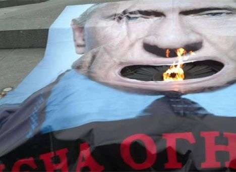 Гиена огненная: В Киеве портретом Путина накрыли Вечный огонь (ФОТО) (ВИДЕО)