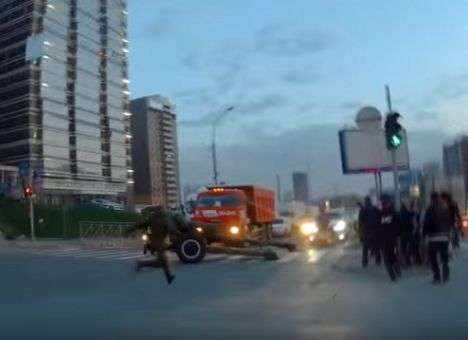 На оживленном проспекте россияне потеряли пушку (ВИДЕО)