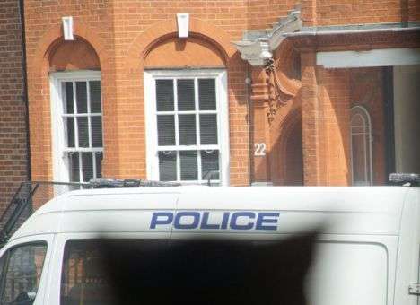 У Ассанжа в заточении появился друг (ФОТО)