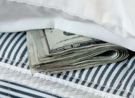 Украинцы вскрывают матрасы и опустошают чулки