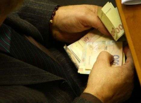 С сегодняшнего дня зарплаты нардепов начнут таять