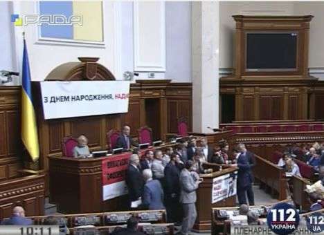 Второй день к трибуне в Раде не подступиться