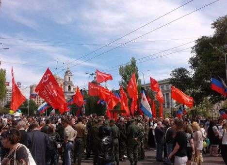 В центре Донецка парень показал шеврон «Азова» (ФОТО)