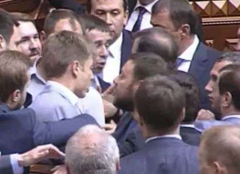 В Раде подрались депутаты Порошенко и Ляшко