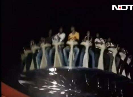 Жуткие кадры падения карусели с людьми попали в Сеть (ВИДЕО)