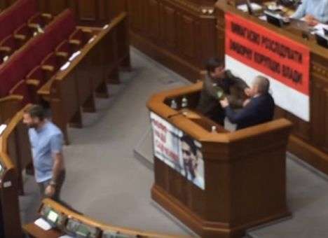 В полупустом зале нардепы нашли повод для драки (ВИДЕО)