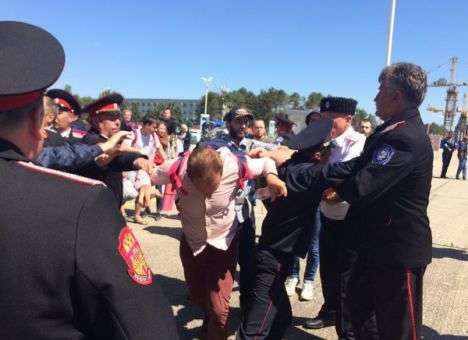 «Куча ряженых» избила Навального и его соратников в аэропорту (ФОТО)