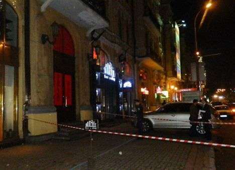 Стрельба на Бессарабке: Мужчину убивали, держа его за руку