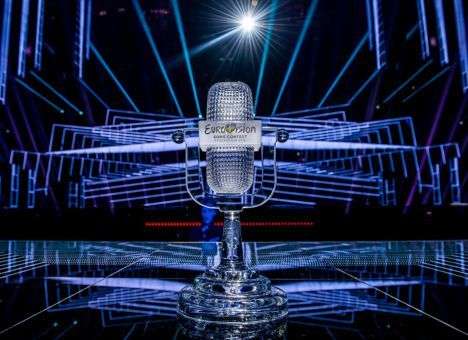Россияне вырывают из рук Джамалы хрустальный микрофон