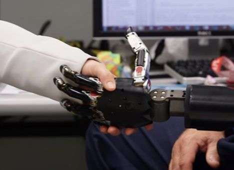 В Пентагоне создали протез, управляемый силой мысли (ВИДЕО)