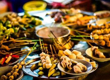 Украинцев приучают есть на улице