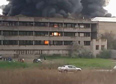 Жесть просто: Опубликованы кадры мощного пожара на российском заводе (ВИДЕО)