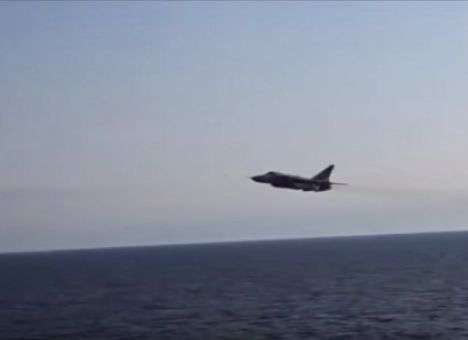 Авиатроллинг: Новое видео опасного сближения российских Су с эсминцем США (ВИДЕО)