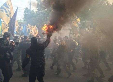 Опубликованы новые кадры «дымового» протеста в центре Киева (ФОТО)