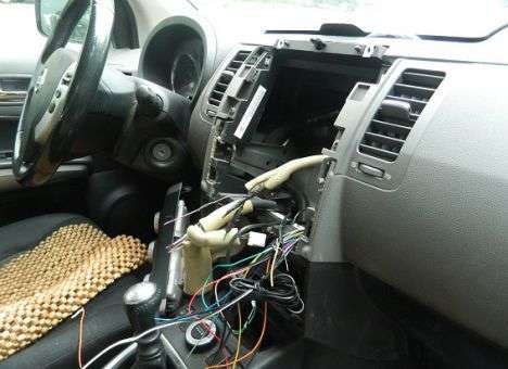 В Киеве автограбитель похитил магнитолу на глазах у водителя (ФОТО)