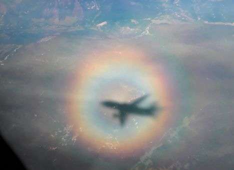 Сразу к двум пассажирским лайнерам приблизился самолет-призрак