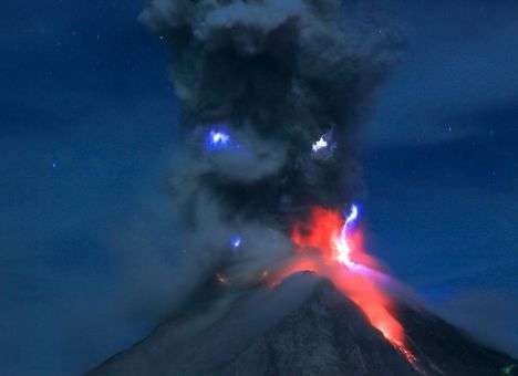 Под тоннами пепла вулкана Синабунг ищут выживших  (ВИДЕО)