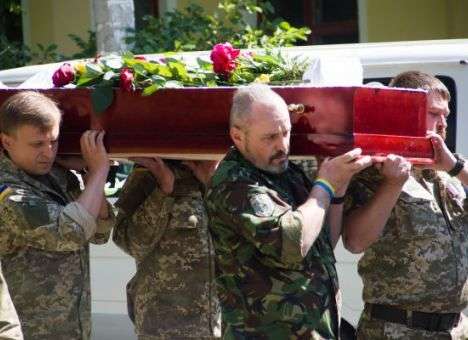 Погибшего в АТО бойца прямо в день похорон ограбил военный