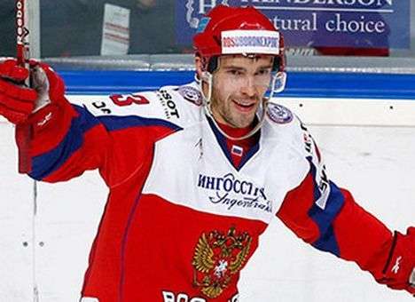 Американский фанат справил нужду в коньки лидера сборной России по хоккею (ВИДЕО)