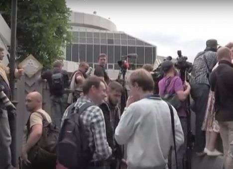 Что сейчас происходит в «Борисполе», где ждут Савченко (ФОТО)