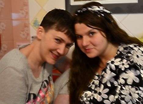 Я часто обнимаю ее и молчу: Всю ночь Савченко проговорила с подругой (ФОТО)