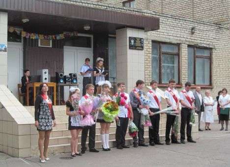 На последних звонках в Донецке родители просят детей не петь гимн «ДНР», - дончанка