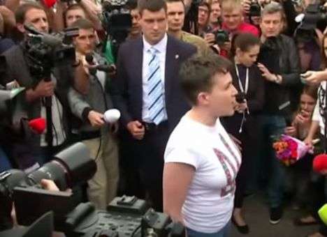 Савченко рассказала, почему вышла босая к журналистам в «Борисполе» (ВИДЕО)