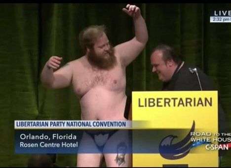 В США кандидат от Либертарианской партии устроил во время выступления стриптиз (ФОТО)