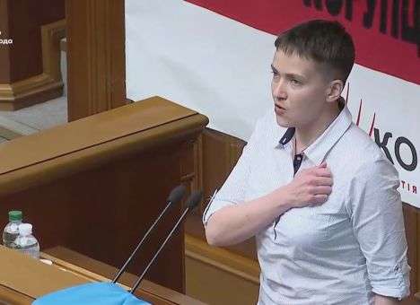 Савченко заменила свой портрет на трибуне Рады и спела гимн Украины (ВИДЕО)