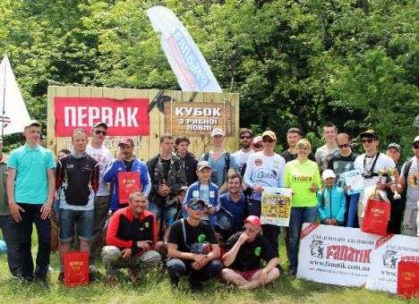 На День Киева рыболовы поймали и выпустили обратно в Днепр 25 метров рыбы