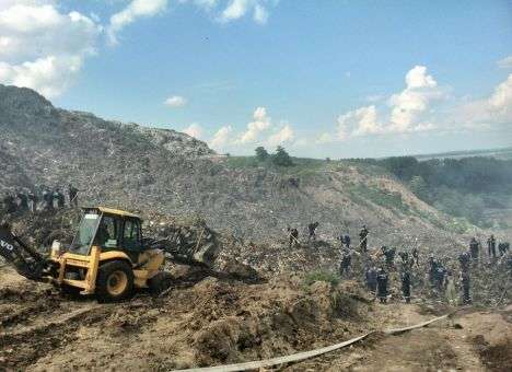 На свалке под Львовом снова пожары: территорию охватил едкий смог (ВИДЕО)